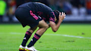 El jugador Raúl Jiménez se lamenta en una acción.
